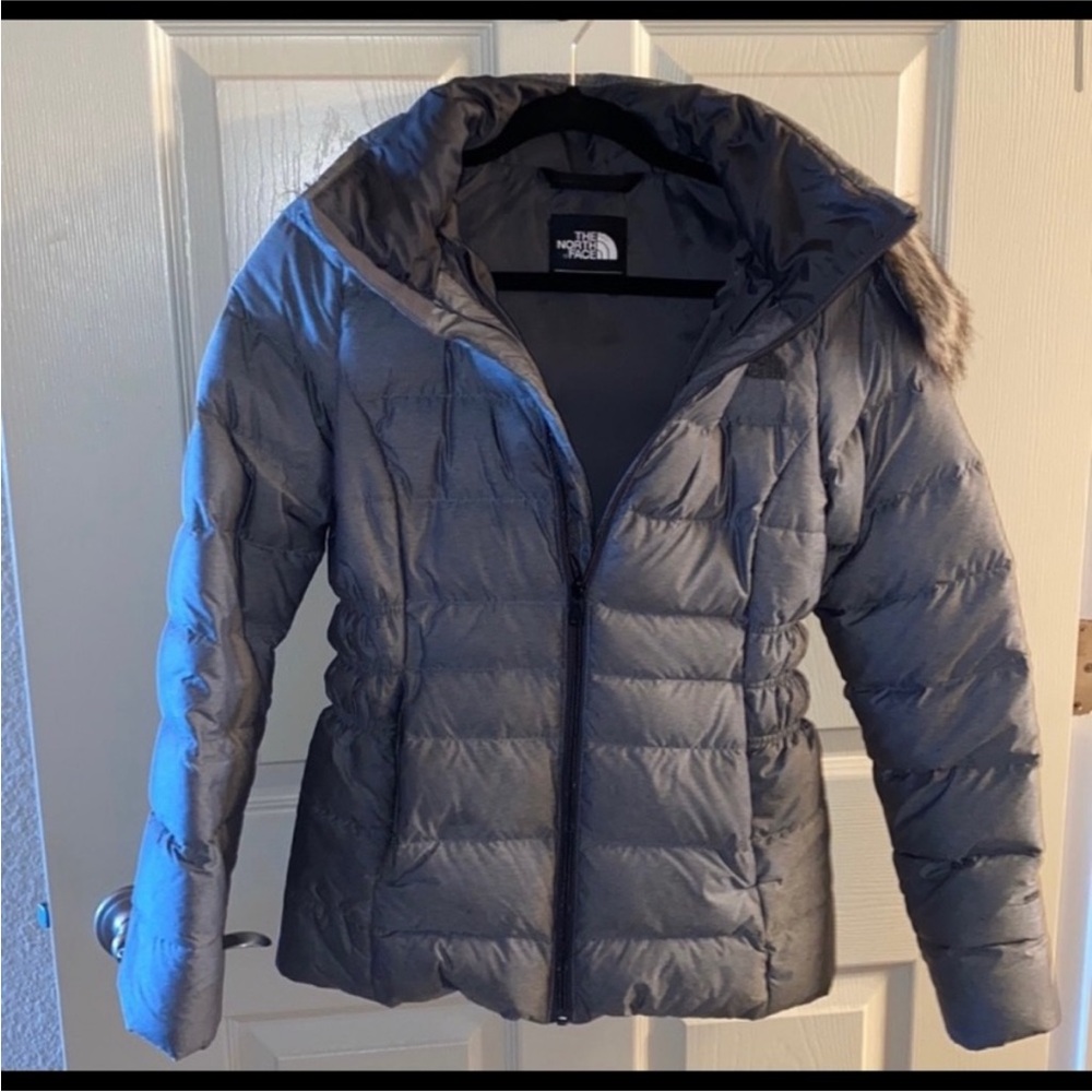 The North Face grey coat. Excellent preowned condition. Size XS. Barely worn.